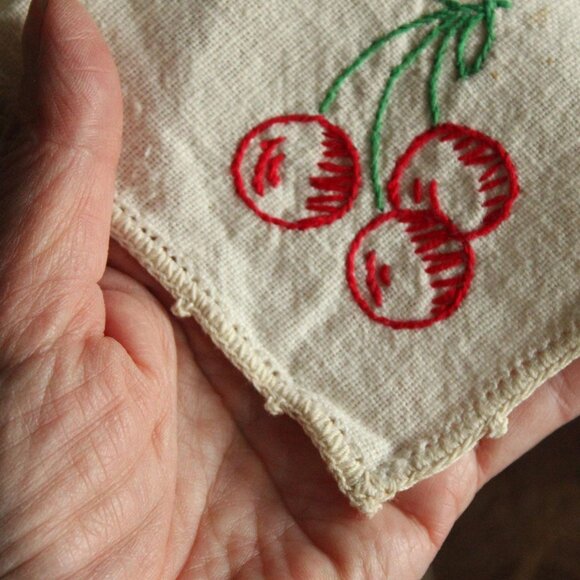 Vintage 1950s Napkin, Ivory Linen Embroidered with Cherries Doily - Picture 13 of 13